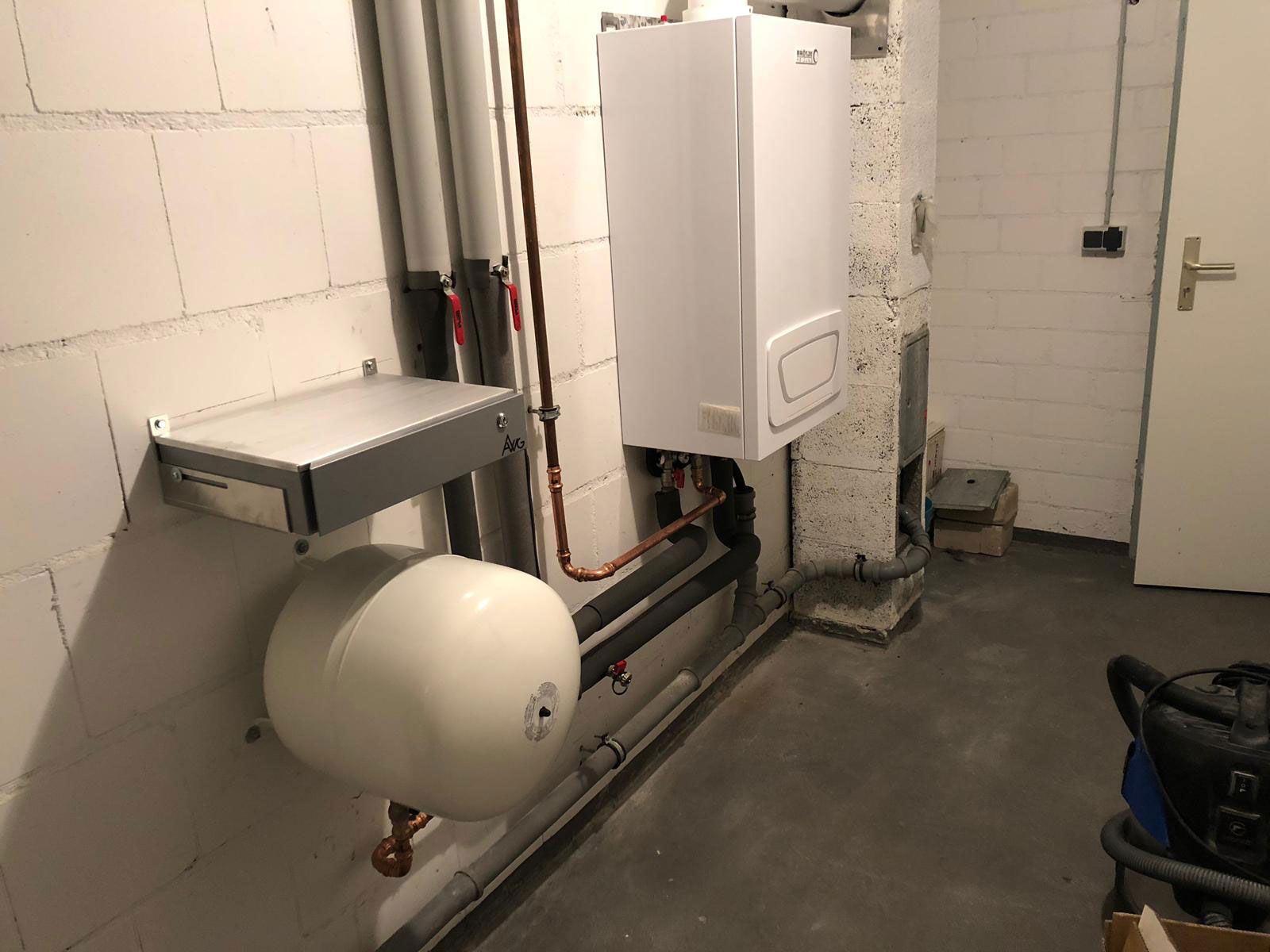 Referenzgalerie mit Sanitär- und Heizungsinstallationen: moderne Duschen, Waschtische, barrierefreies Bad, Badewanne und Heizsysteme.